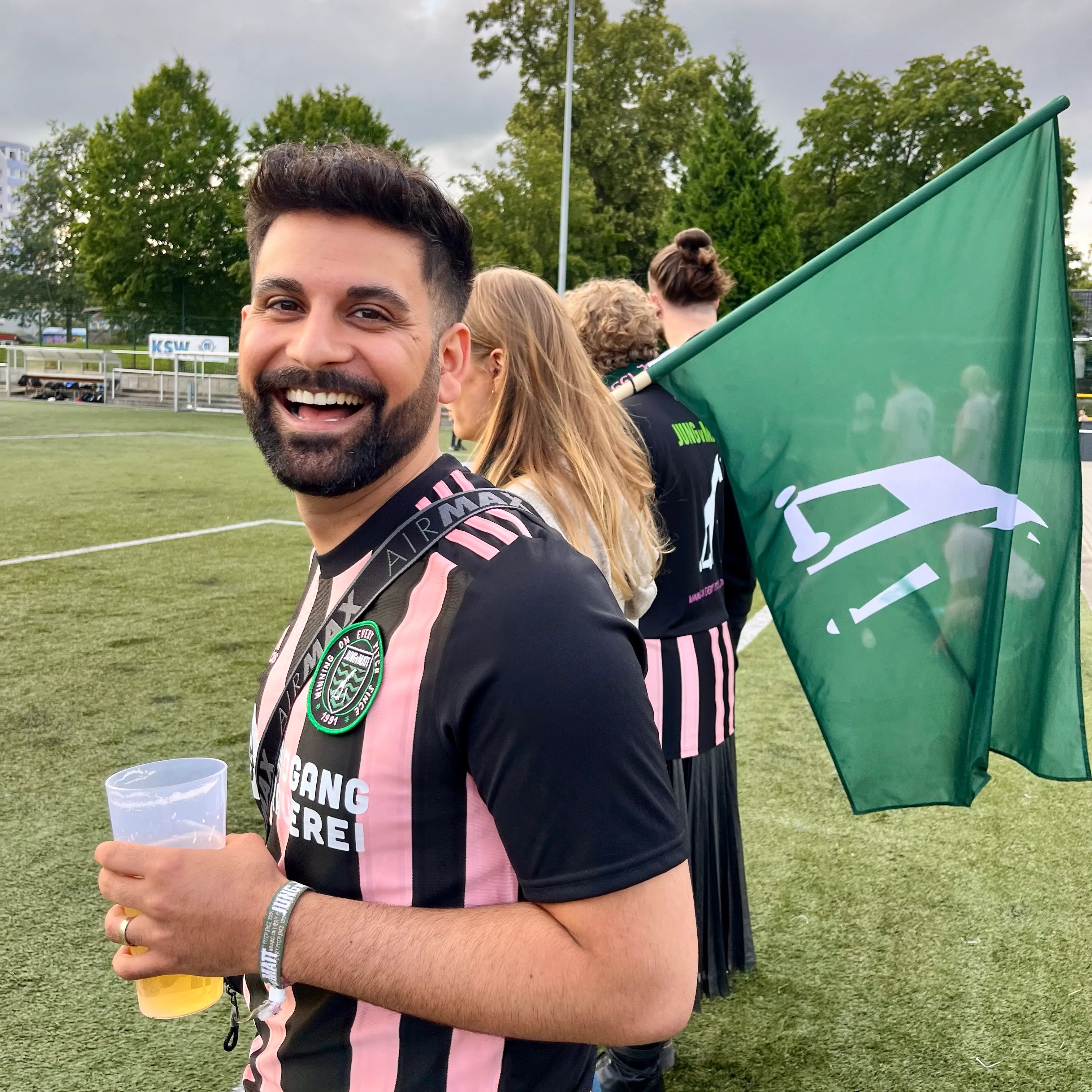 Sebil, in die Kamera lachend, auf dem Fussballplatz.